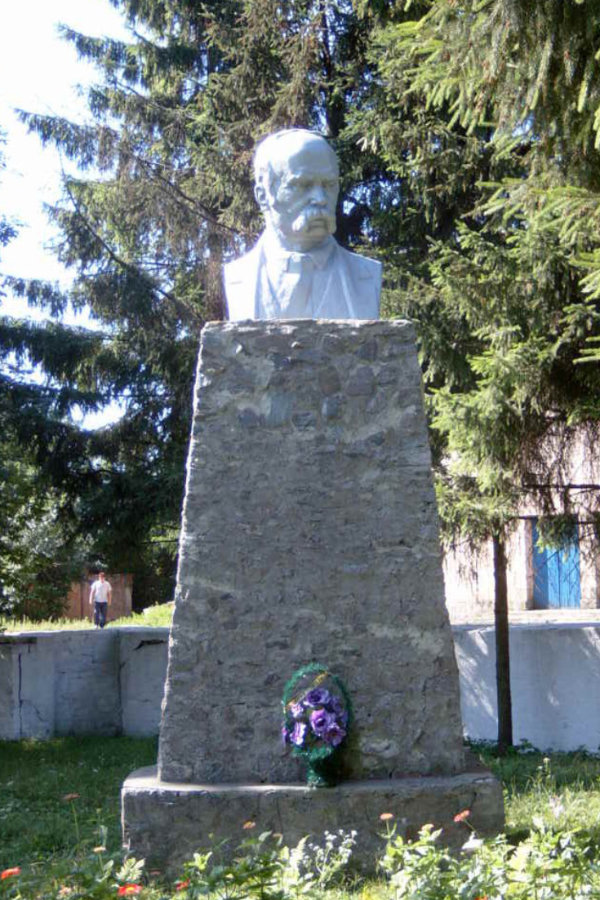 Taras Shevchenko monument in Shramkivka Village