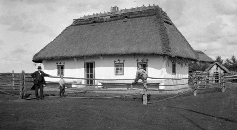 Ukrainian pioneer house, Manitoba, 1895-1914. Canada Archives